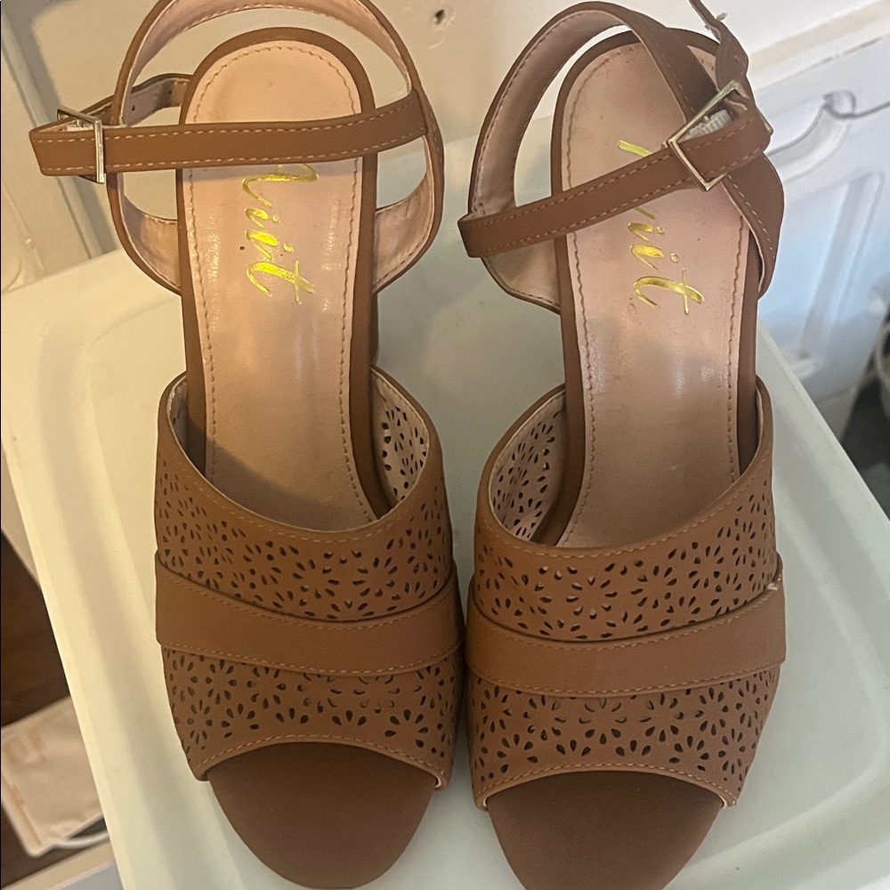 Chic Tan Sandals with Cutout Design